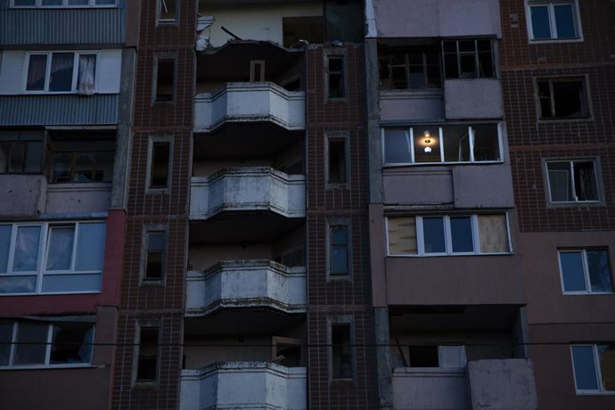 Edificio parcialmente destruido en Járkov, Ucrania, por ataques de las fuerzas de Rusia