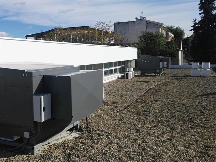 Instalacion adiabatica en centro educativo exterior.