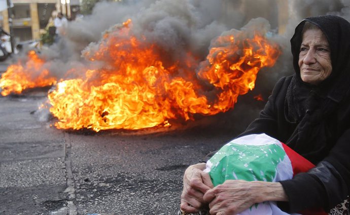 Archivo - 12 March 2021, Lebanon, Beirut: An anti-government activist takes part in a  protest against the country's deepening economic crisis. Photo: Marwan Bou Haidar/APA Images via ZUMA Wire/dpa