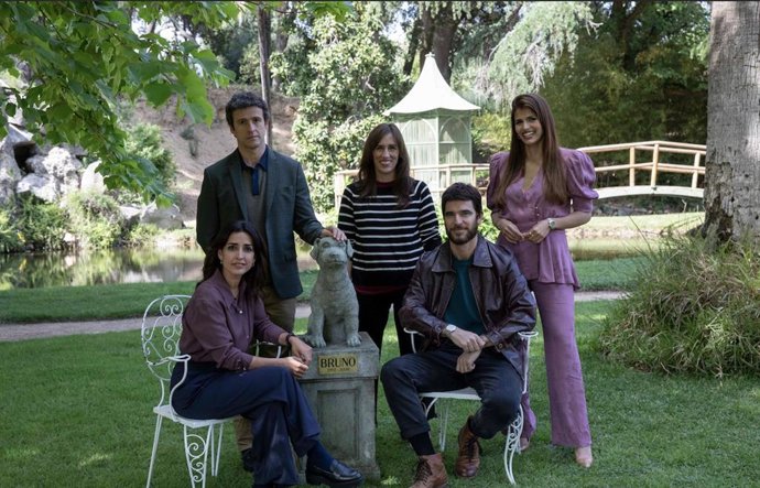Parte del elenco de la película 'El favor' con la directora, Juana Macías