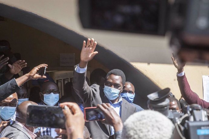 Archivo - Hakainde Hichilema saluda tras votar en un colegio electoral en Lusaka, Zambia.