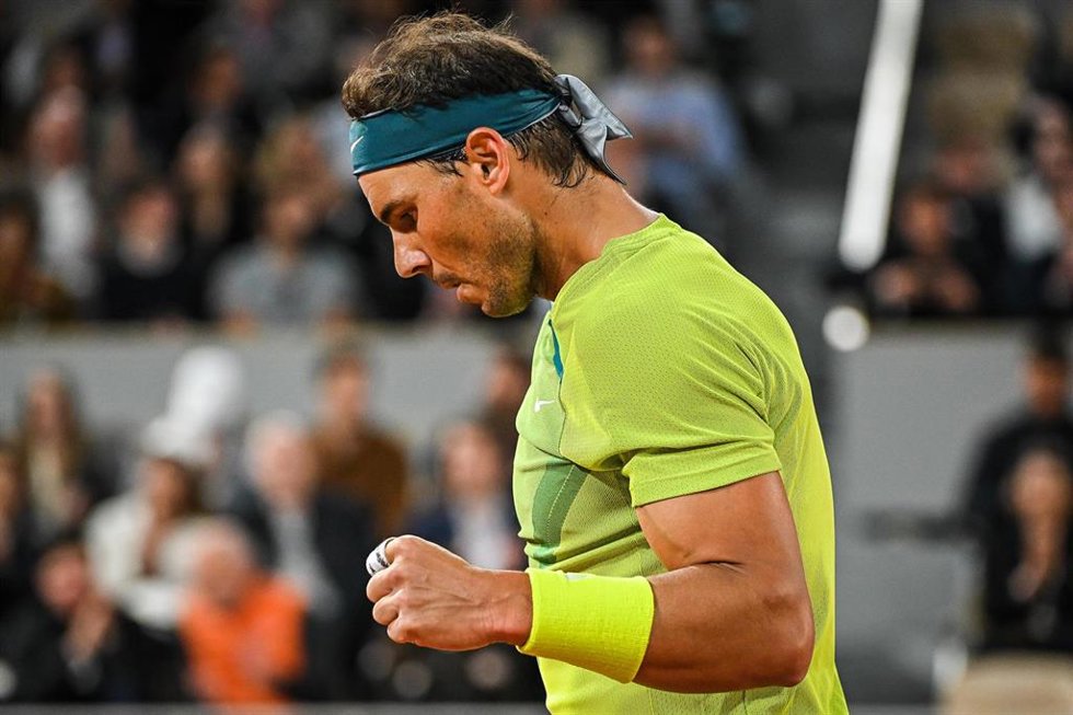 El tenista español Rafael Nadal celebra un punto durante un partido en Roland Garros 2022.