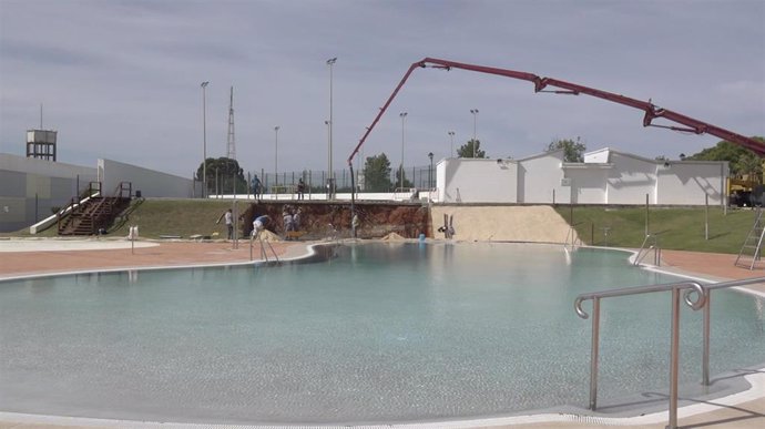 El Ayuntamiento de Palos de la Frontera (Huelva) ultima la instalación de los nuevos toboganes del Parque Acuático.
