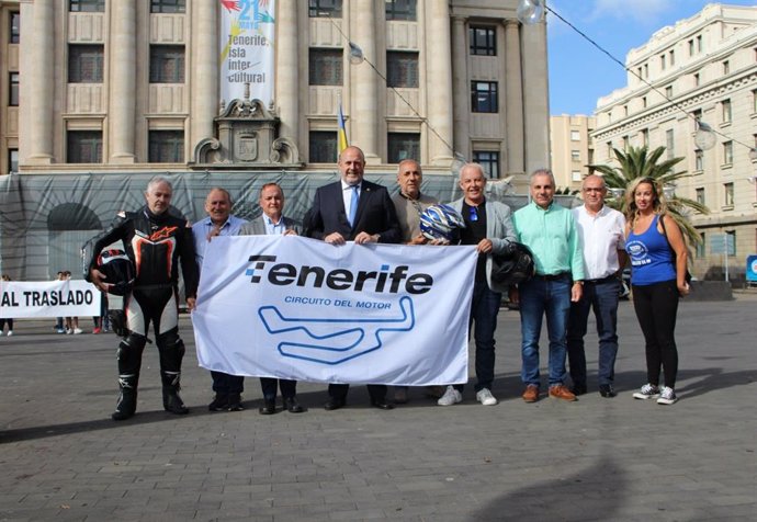 El vicepresidente del Cabildo de Teneirfe, Enrique Arriaga, con representantes de Fepeco y el ámbito del motor