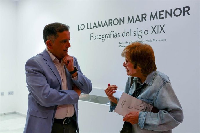 El alcalde José Antonio Serrano en la exposición 'Lo llamaron Mar Menor'