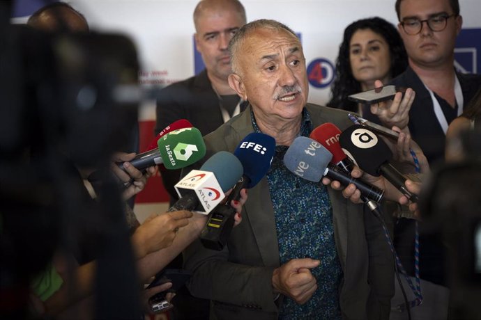 El secretario general de UGT, Pepe Álvarez, ofrece declaraciones a los medios en la Cumbre Internacional de la Semana de 4 días, en el Centro Deportivo-Cultural Petxina