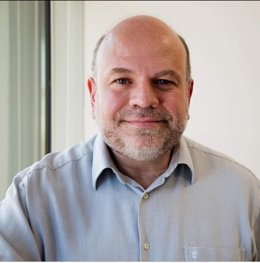 Imagen del concejal en el Ayuntamiento de San Lorenzo de El Escorial y miembro de Podemos, Esteban Tettamanti.