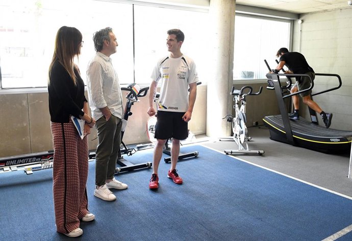 La ministra de Cultura i Esports d'Andorra, Sílvia Riva, i del secretari d'Estat d'Esports, Justo Ruiz, parlen amb un esportista al centre.