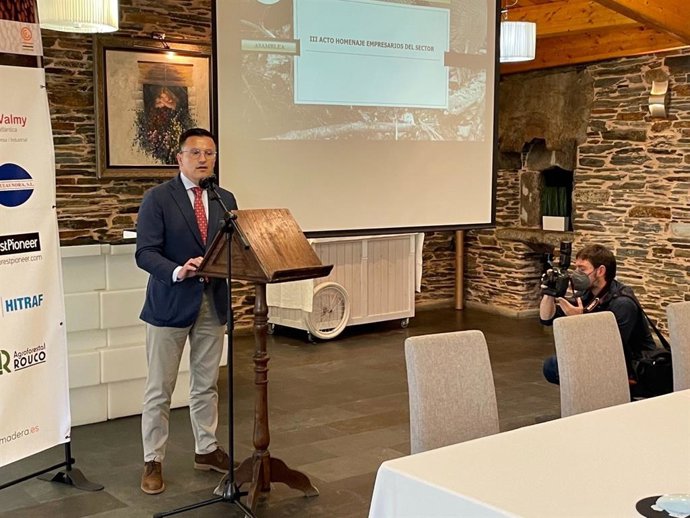El conselleiro do Medio Rural, José González, en su intervención ante la asamblea de Lugo Madera