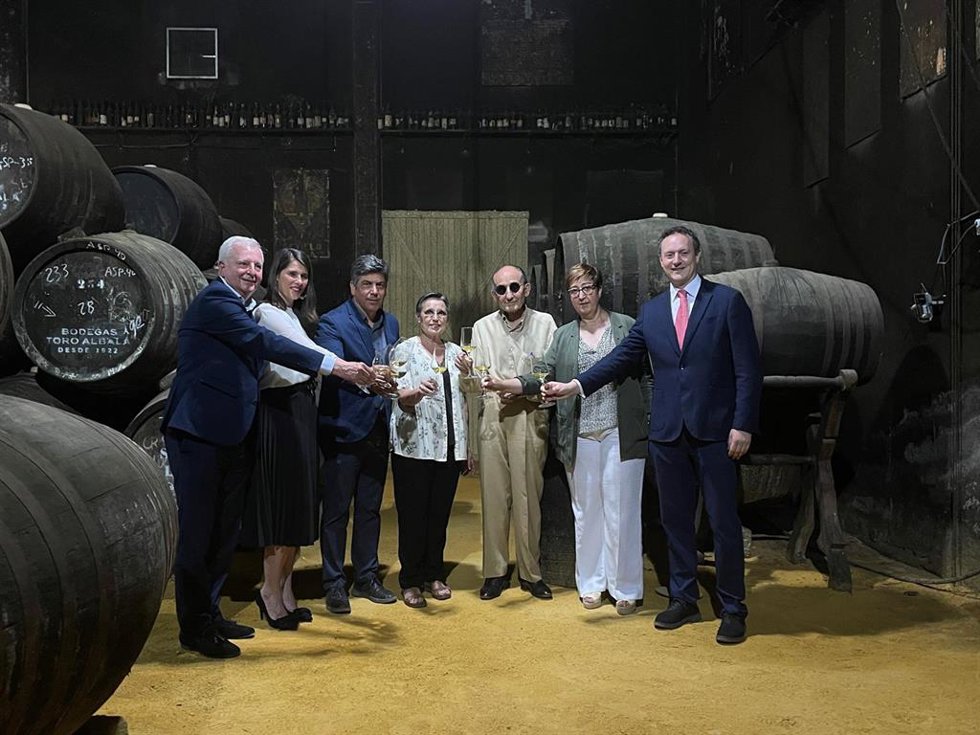 Responsables de Bodegas Toro Albalá y representantes institucionales en la cata de celebración del centenario.