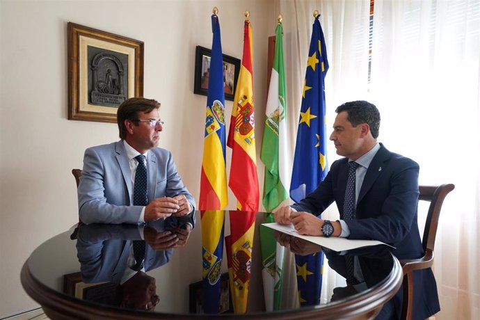 El presidente de la Junta de Andalucía, Juanma Moreno, ha realizado este viernes una visita institucional a Villalba del Alcor (Huelva).