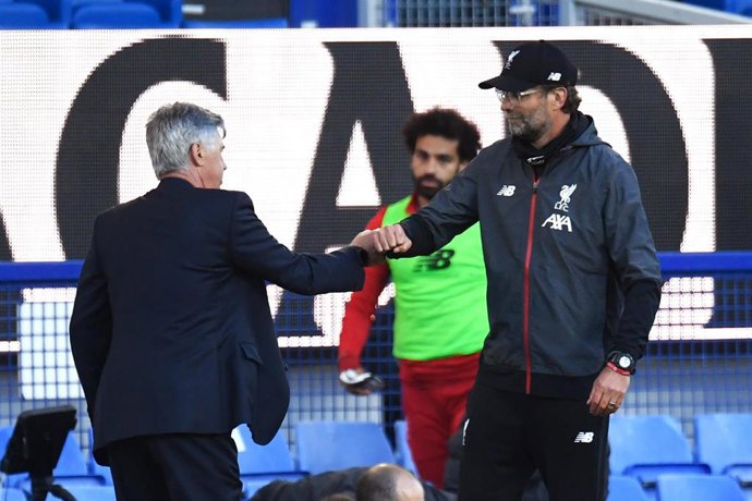 Archivo - Carlo Ancelotti y Juergen Klopp se saludan tras un Liverpool-Everton de la Premier League