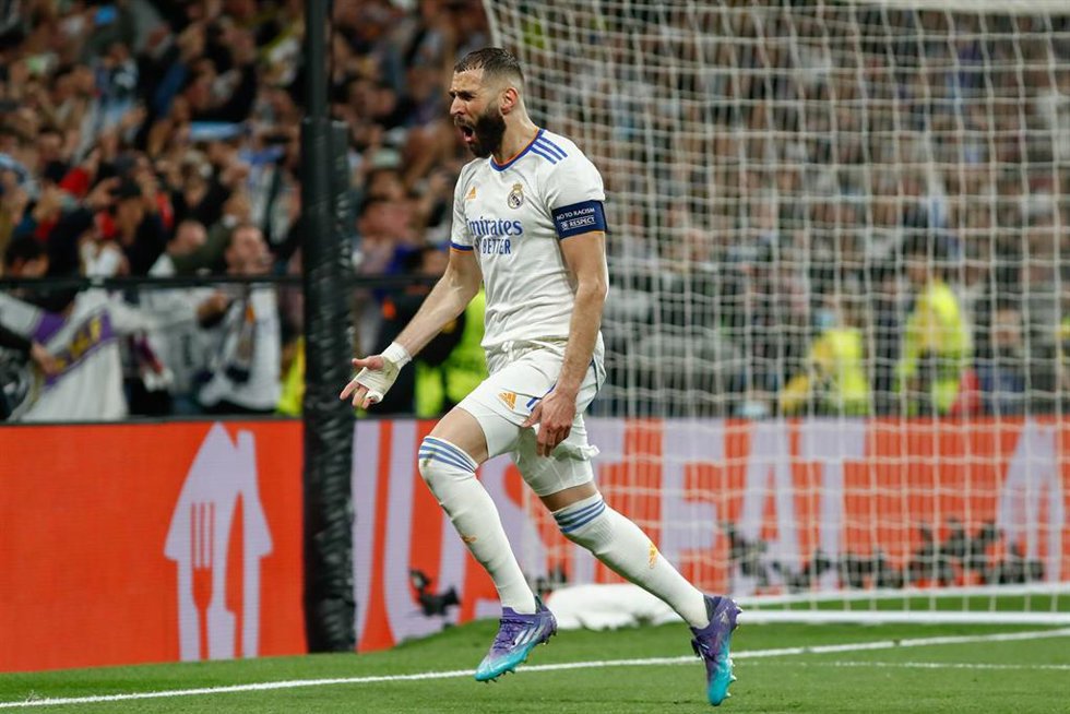 El jugador del Real Madrid Karim Benzema celebra un gol ante el Manchester City en la vuelta de las semifinales de la Liga de Campeones 2021-2022.