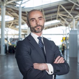 Archivo - El director del Aeropuerto de Santiago-Rosalía de Castro, Marcos Díaz González.
