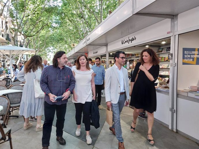 (I-D) El Presidente Del Gremi De Llibreters, lex Volney, La Presidenta Del Govern, Francina Armengol, El Conseller De Fondos Europeos, Universidad Y Cultura, Miquel Company, Y La Presidenta Del Consell, Catalina Cladera.