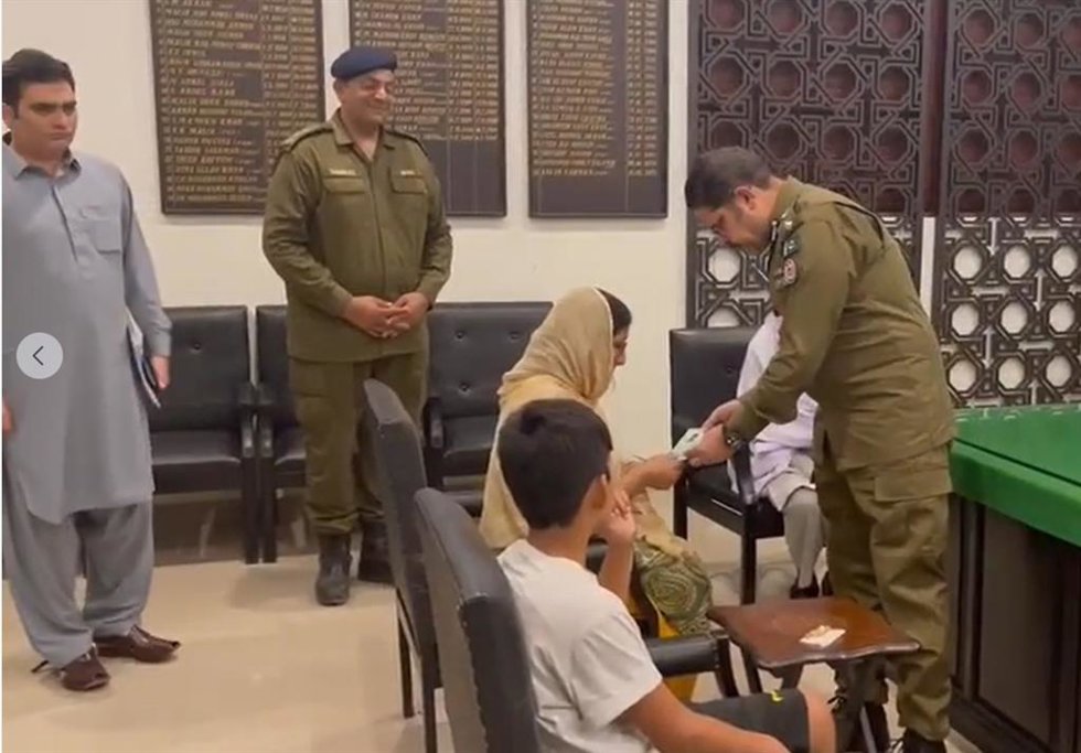 La madre y el hermano de las dos hermanas asesinadas en Pakistán.