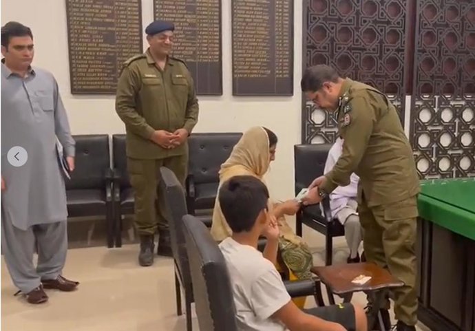 La mare i el germ de les dues germanes assassinades en Pakistan.