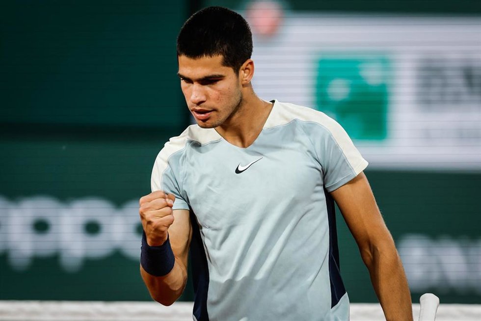 El tenista español Carlos Alcaraz celebra el pase a los octavos de final de Roland Garros