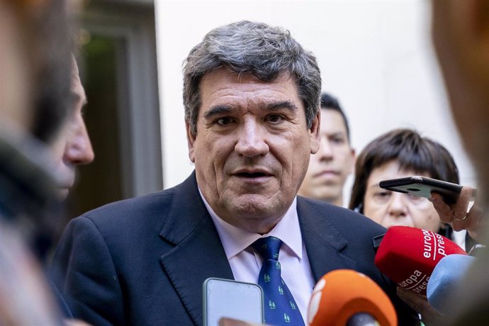 El ministro de Inclusión, Seguridad Social y Migraciones, José Luis Escrivá, atiende a los medios en la presentación de un acuerdo de colaboración, en el Ministerio de Inclusión, a 27 de mayo de 2022, en Madrid (España). 