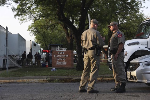 Varios menores llamaron al teléfono de emergencia 911 durante el tiroteo contra la escuela primaria de Uvalde Varios agentes en la escuela primaria de Uvalde, en Estados Unidos