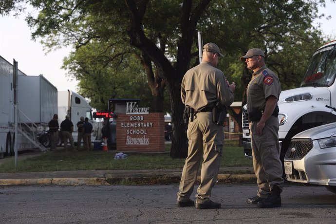 24 May 2022, US, Uvalde: Law enforcement officials inspect the scene near the Uvalde High School. On Tuesday, 18-year-old Salvador Ramos entered the school and killed 19 children and two adults. Photo: San Antonio Express-News/SanAntonio Express-News vi