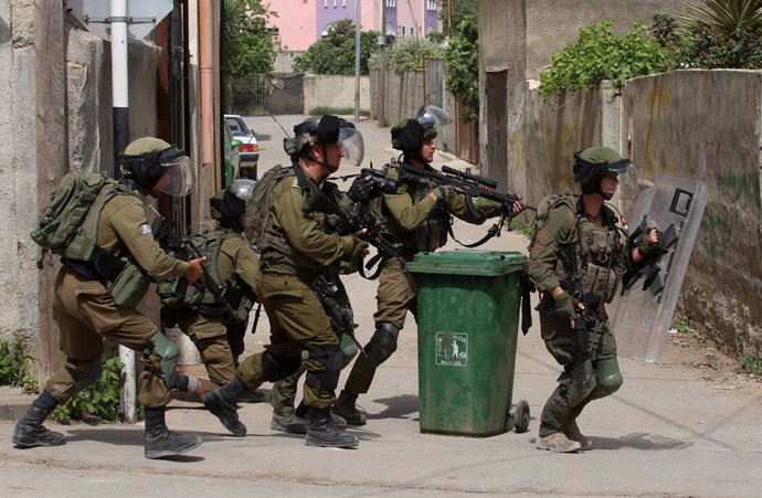 Militares israelíes en Qalquilia, Cisjordania