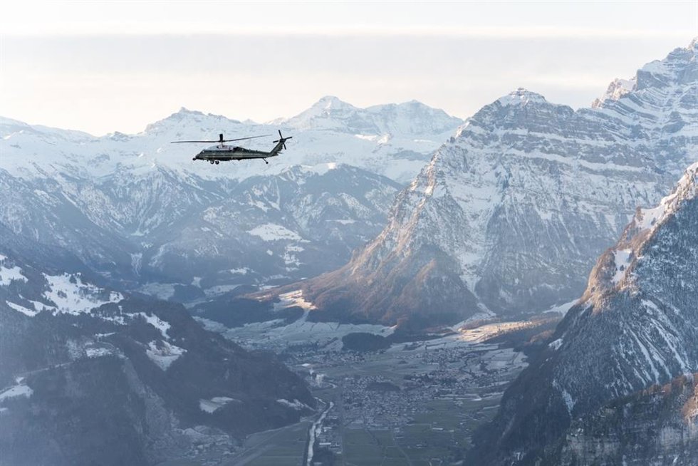Un helicóptero sobrevuela los Alpes suizos