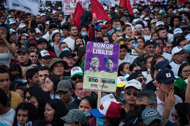  Simpatizantes sostienen un cartel que dice 'Somos ciudadanos libres' en la Plaza de Bolívar, durante el mitin de cierre de campaña de Gustavo Petro