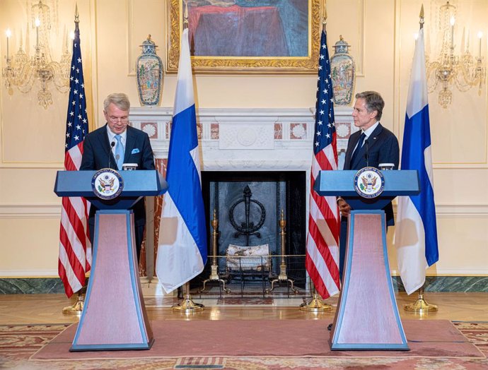 El ministro de Exteriores de Finlandia, Pekka Haavisto, con el secretario de Estado estadounidense, Anthony Blinken