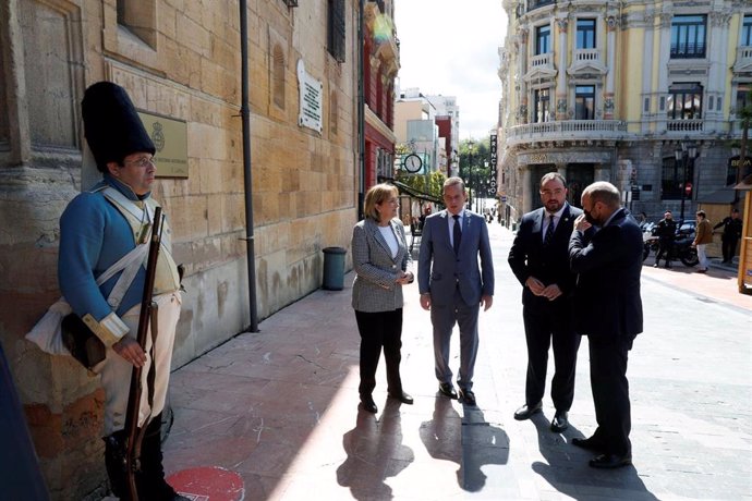 La delegada del Gobierno en Asturias, Delia Losa; el presidente de la Junta General, Marcelino Marcos Líndez; el presidente del Gobierno del Principado, Adrián Barbón; y el vicepresidente del Principado, Juan Cofiño,en la conmemoración del 25 de mayo