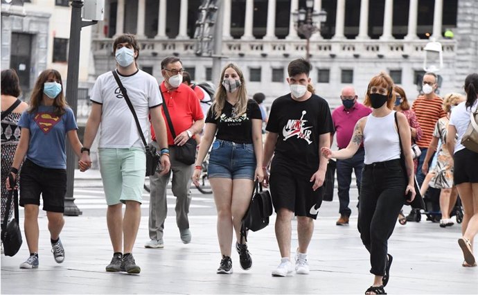 Archivo - Imagen de un grupo de  jóvenes paseando