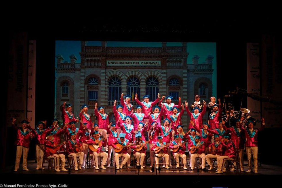 Coro 'Carrera Oficial' cantando en el Falla.