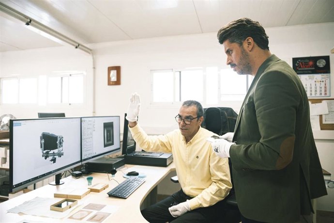 El alcalde de La Laguna, Luis Yeray Gutiérrez, visita el inicio de los trabajos de digitalización de las imágenes en placa de vidrio del Archivo Ossuna