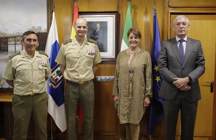 El Puerto de Huelva recibe la visita del general jefe de la Segunda Subinspección General del Ejército y Comandante Militar de Sevilla y Huelva, Ignacio Ojeda González-Posada.