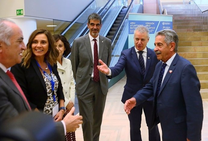 El presidente cántabro, Miguel Ángel Revilla, y la consejera de Presidencia, en la asamblea de la Comisión del Arco Atlántico