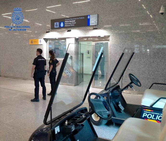 Agentes de la Policía Nacional en el aeropuerto de Palma. Recurso.