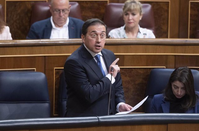 Archivo - El ministro de Asuntos Exteriores, Unión Europea y Cooperación, José Manuel Albares, interviene en una sesión plenaria, en el Congreso de los Diputados