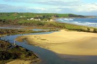 Se refuerza la colaboración para que las caravanas no pernocten en Oyambre y Liencres en verano