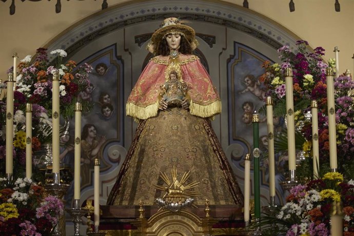 La Virgen del Rocío, Patrona de Almonte, ataviada con el terno de pastora para su traslado a la aldea.