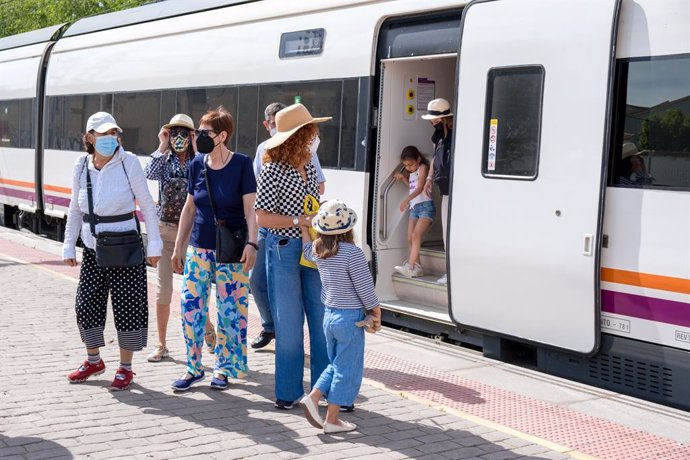 Viajeros procedentes de Madrid, llegan a Campo de Criptana, a 14 de mayo de 2022, en Ciudad Real, Castilla La-Mancha (España). 