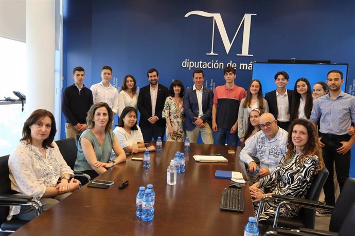 Reunión con los ganadores del 'Tour del talento' en Málaga