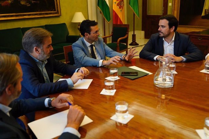 El alcalde de Granada, Francisco Cuenca, se reúne con el ministro de Consumo, Alberto Garzón.