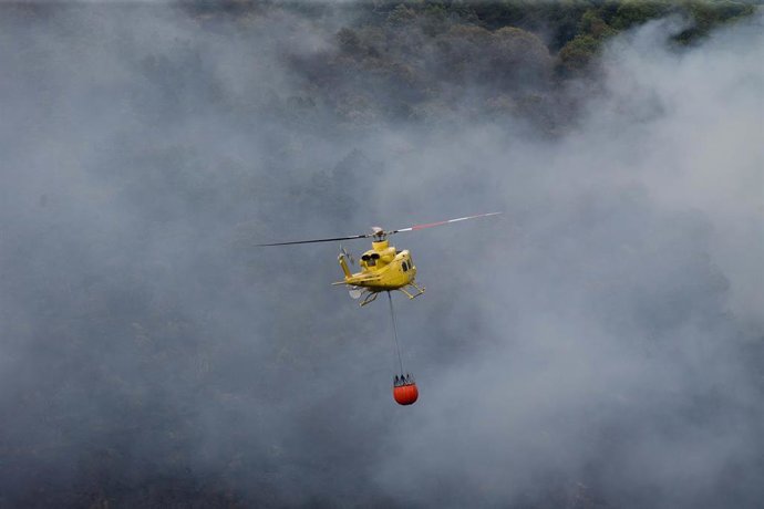 Archivo - Labores de extinción del incendio forestal que se originó la pasada madrugada en el entorno de la localidad de Ferreirós de Abaixo, en el municipio de Folgoso do Courel, a 12 de junio de 2021, en Lugo, Galicia (España). El incendio forestal ha