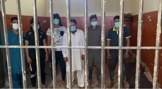 Imatge dels sis detinguts per la seva presumpta relació amb l'assassinat de dues germanes al Pakistan