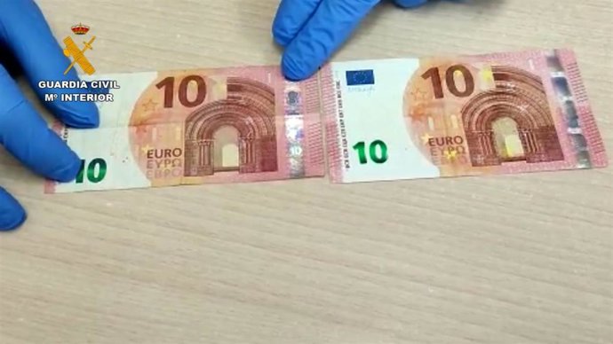 Billetes falsos utilizados por los turistas en el hotel