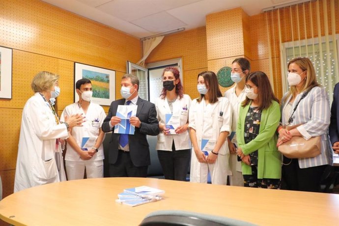 El presidente de C-LM, Emiliano García-Page, junto a profesionales del Servicio de Farmacia del hospital de Cuenca