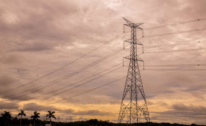 Archivo - Línea eléctrica de Iberdrola en Brasil