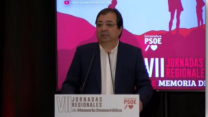 El secretario general el PSOE de Extremadura, Guillermo Fernández Vara, interviene en las VII Jornadas de Memoria Democrática en Zarza la Mayor (Cáceres).