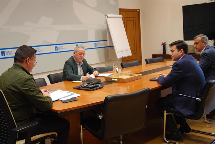 El conselleiro do Medio Rural, José González, se reúne con el nuevo director general de CLUN, Juan Gallástegui, y el presidente, José Ángel Blanco.