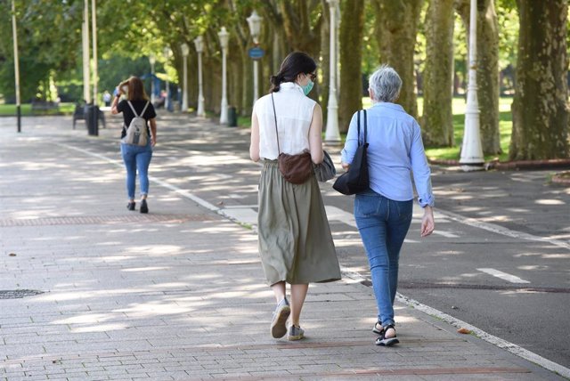 Archivo - Imagen de varias mujeres paseando por Bilbao.